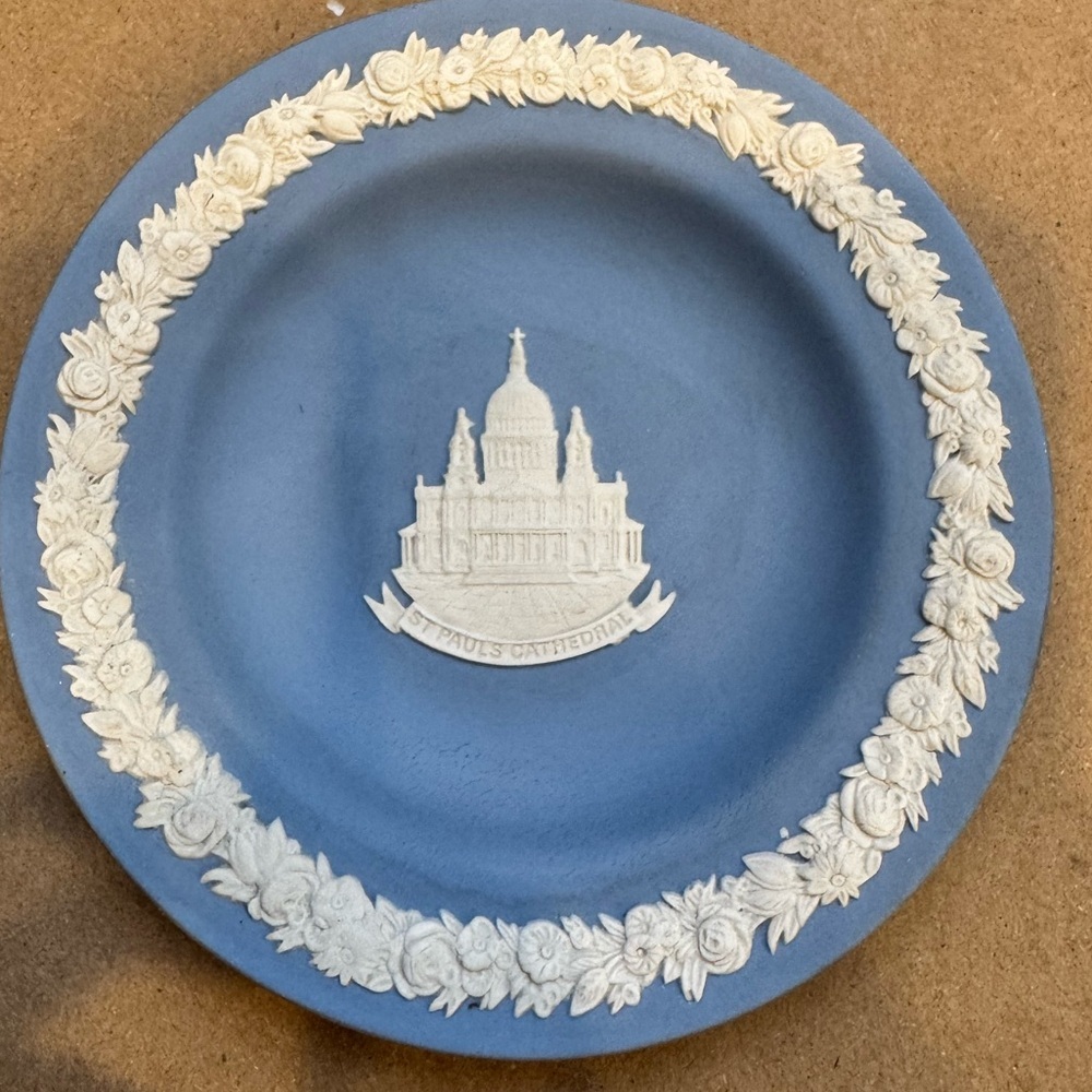 1972 Wedgwood Jasperware Commemorative Christmas Plate of St. Paul’s Cathedral